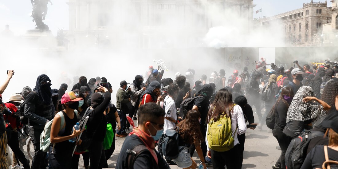 Manifestantes frente al Palacio de Bellas Artes, durante una marcha en la Ciudad de México, el 8 de junio de 2020.