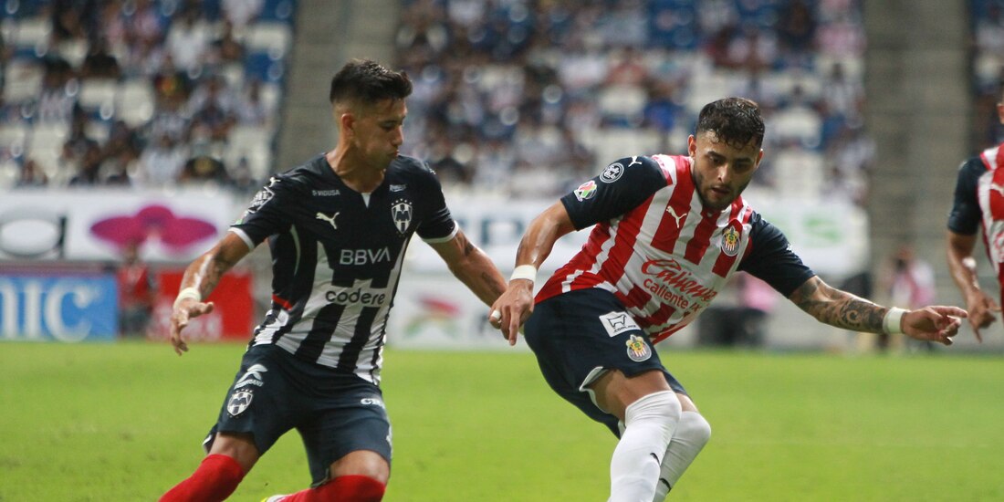 Maxi Meza marca a Alexis Vega en el choque entre Monterrey y Chivas en el Estadio BBVA.