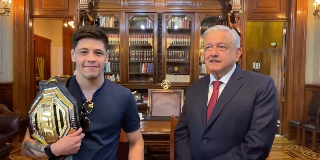 El Presidente López Obrador recibe en Palacio Nacional al campeón de UFC, Brandon Moreno.