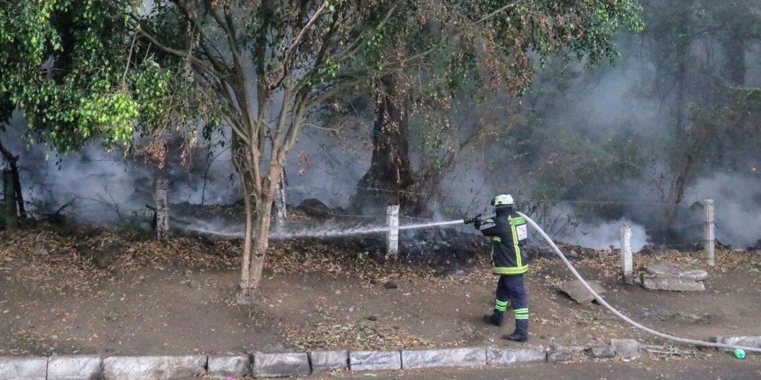Un bombero combate las llamas en una zona siniestrada de Tepoztlán, Morelos, la mañana de ayer.