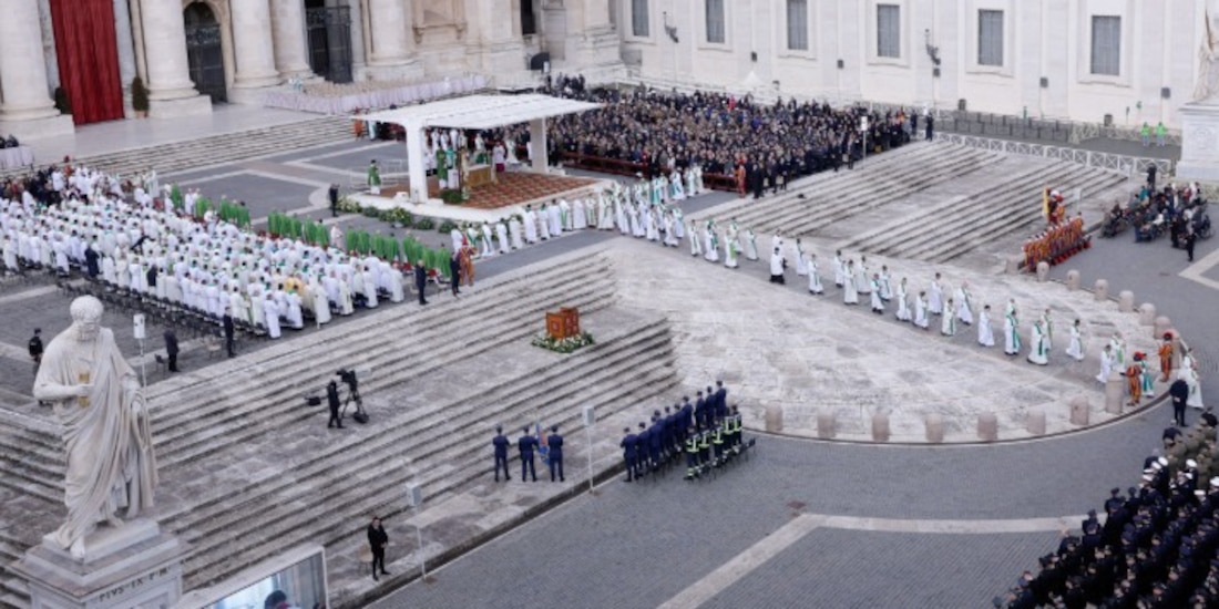Las exequias se celebran en la Basílica de San Pedro, marcan el fin de un pontificado y el inicio de un período de luo.