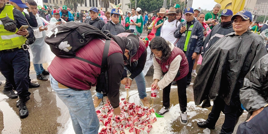 Incautación de bebidas alcohólicas por autoridades capitalinas, ayer.
