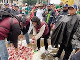 Incautación de bebidas alcohólicas por autoridades capitalinas, ayer.