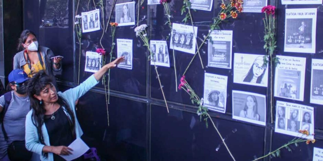 Mujeres protestan frente a la FGR, en la CDMX