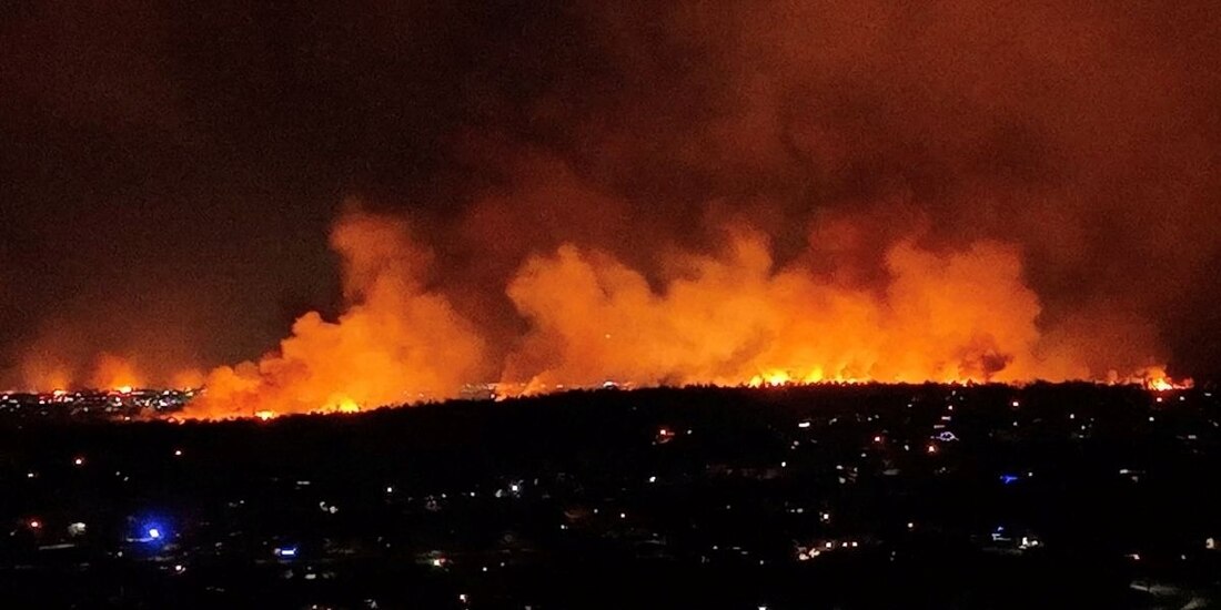 Una vista general muestra incendios de pasto impulsados por el viento en Superior, Colorado, Estados Unidos.