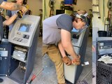 Jóvenes abren cajero automático y encuentran miles de dólares