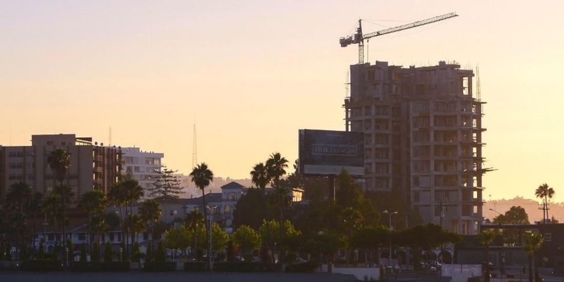 El INEGI reportó que el valor real de la producción de las empresas constructoras mostró un alza de 1.2% en abril de este año.