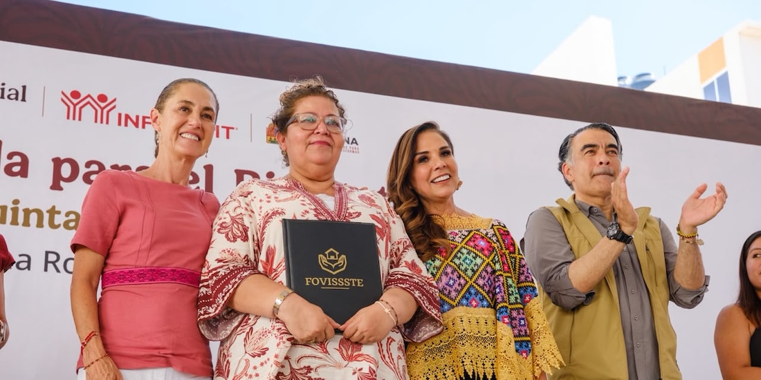 Presidenta Claudia Sheinbaum y la gobernadora Mara Lezama, con una beneficiaria del programa Vivienda para el Bienestar.