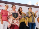 Presidenta Claudia Sheinbaum y la gobernadora Mara Lezama, con una beneficiaria del programa Vivienda para el Bienestar.