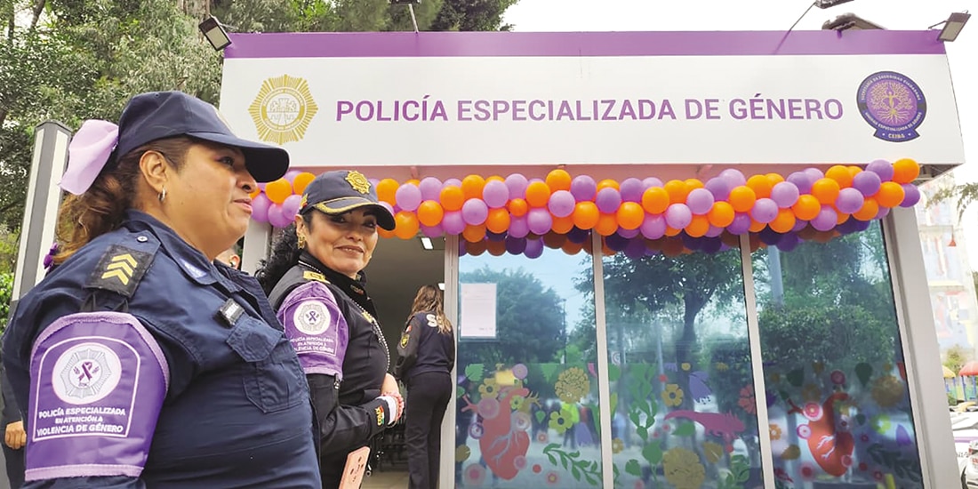 Dos oficiales afuera de la estación violeta de la SSC en Tlatelolco, ayer.