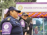 Dos oficiales afuera de la estación violeta de la SSC en Tlatelolco, ayer.