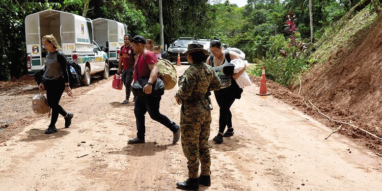 Migrantes venezolanos se alistan para abordar en Panamá un bote rumbo
a Colombia, de regreso a su país, al no poder continuar a EU, en febrero pasado.