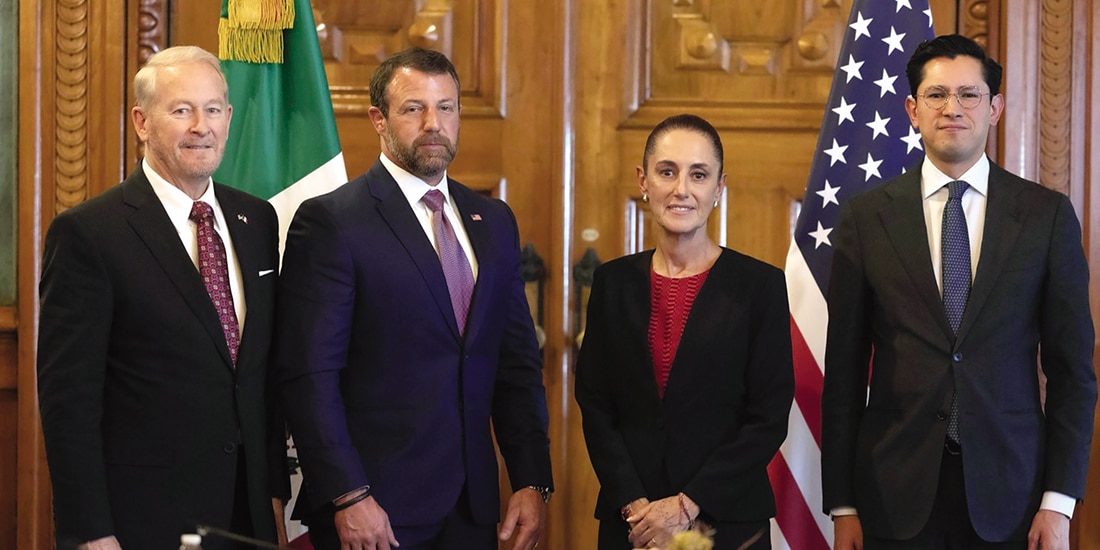 CLAUDIA Sheinbaum con Markwayne
Mullin (al centro), ayer, en Palacio.