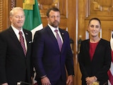 CLAUDIA Sheinbaum con Markwayne
Mullin (al centro), ayer, en Palacio.
