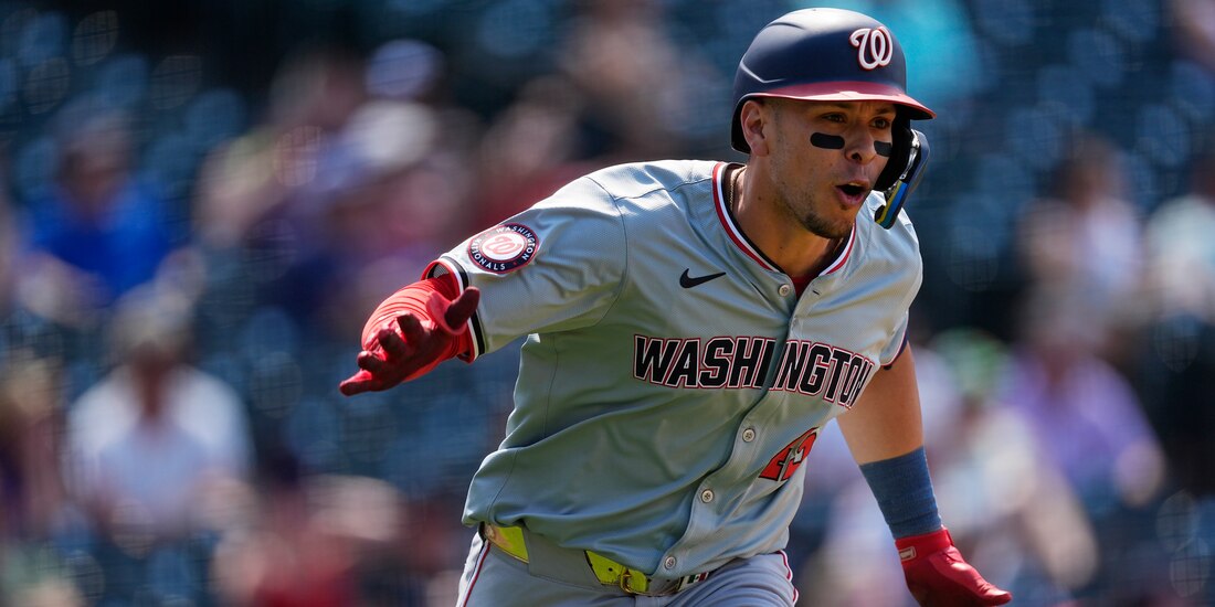 Joey Meneses reacciona al dirigirse hacia la primera base luego de impulsar la carrera de la ventaja, ayer.