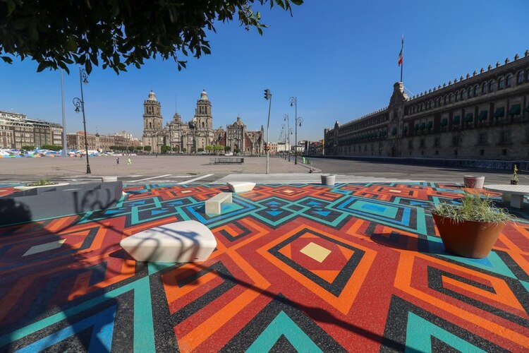 Una representación de los textiles tradicionales de Oaxaca se incorporaron, a partir de ayer, a la imagen de la Plaza de la Constitución, el corazón de la CDMX, como parte de la primera etapa del rescate de espacios peatonales en el Centro Histórico.