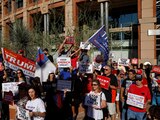 Simpatizantes del presidente de los Estados Unidos, Donald Trump, realizan una protesta frente al Ayuntamiento de Phoenix, en Arizona.