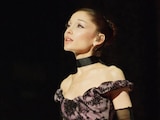 Ariana Grande enseña de más en Instagram y reacciona con divertido mensaje