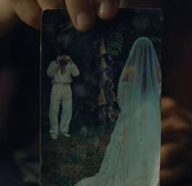 Foto que forma parte de la promoción del álbum DeBÍ TiRAR Más FOToS