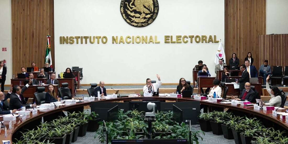 Aunque presentó un escrito de declinación el 19 de febrero, el INE no puede detener el proceso de producción de 100 millones de boletas por razones materiales y económicas.