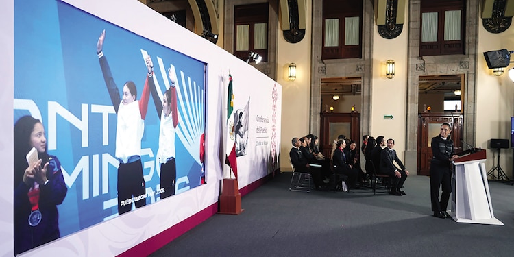 La jefa del Ejecutivo, al destacar el triunfo de la delegación mexicana, ayer.