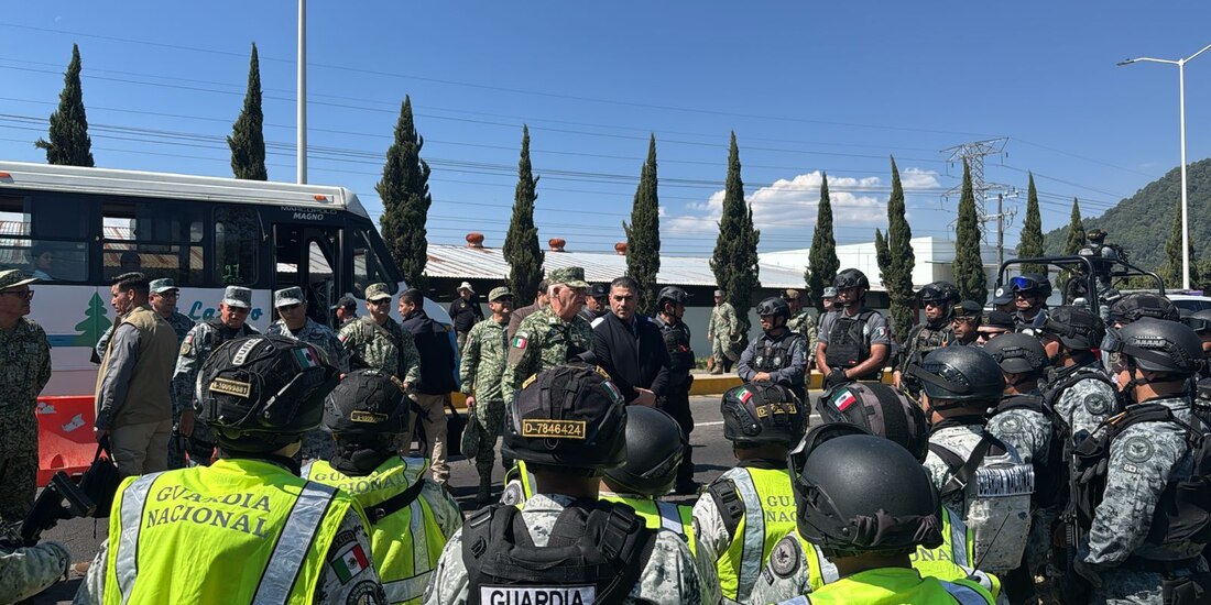 Mandos federales ayer en Michoacán.