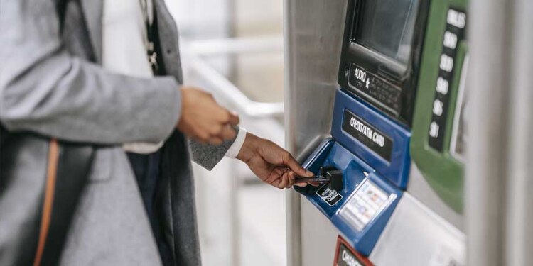 Una persona hace uso de un cajero automático