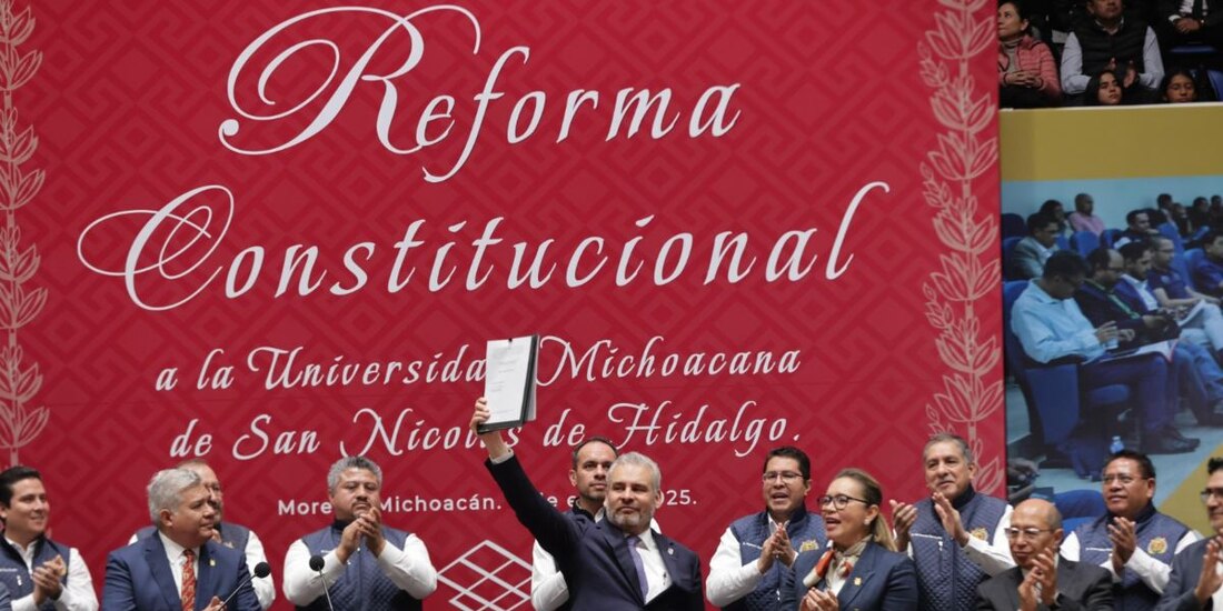 Ramírez Bedolla firma decreto de promulgación de reforma constitucional de la Universidad Michoacana.