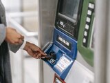 Una persona hace uso de un cajero automático
