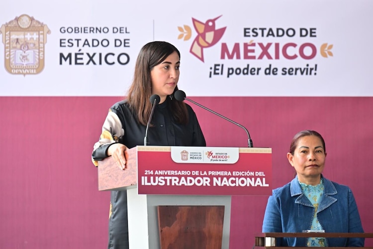 La Coordinadora de Comunicación Social, Nayeli Gómez Castillo, encabeza la Guardia de Honor en la casa de José María Cos en Sultepec.