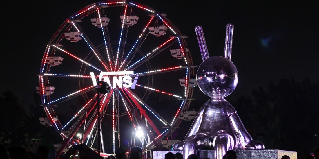 Policías detienen a sujeto en el Corona Capital.