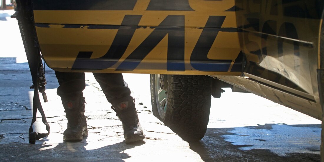 El Juez Sexto de Distrito Judicial con sede en Zapotlán El Grande emitió una sentencia condenatoria de 50 años de prisión en contra de los dos ex policías municipales por el delito de desaparición forzada.