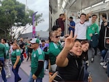 Aficionados llegan al Estadio Ciudad de México