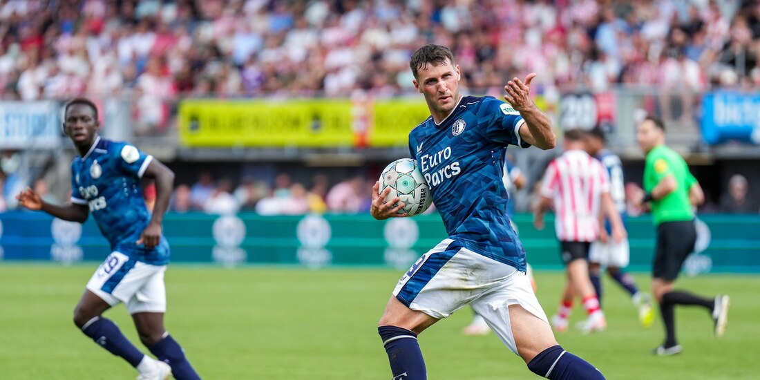 Santiago Giménez festeja el gol que marcó en el duelo entre Feyenoord y Sparta Rotterdam.