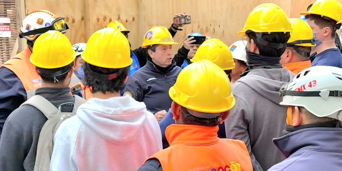 Alcalde Giovani Gutiérrez supervisa trabajos tras explosión en edificio de Paseos de Taxqueña.