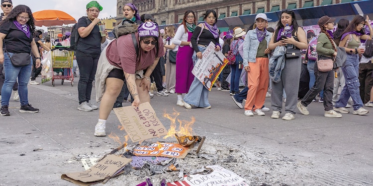 Mujeres se manifiestan en el 8M contra la violencia patriarcal, ayer en el Zócalo de la CDMX