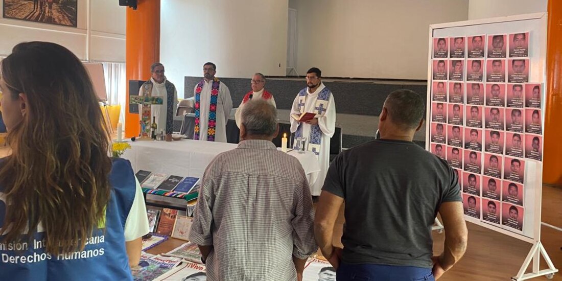 Padres y madres de los 43 normalistas de Ayotzinapa realizan misa en su honor.