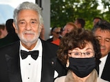 El tenor Plácido Domingo, junto a su esposa Marta, previo a la ceremonia en la que se le otorgará el Premio Austriaco de Teatro Musical 2020, en el aeropuerto WA Amadeus de Salzburgo.