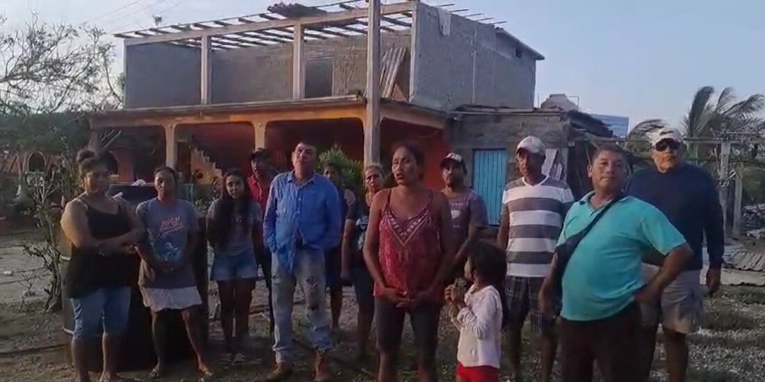 Habitantes afectados de la comunidad guerrerense.