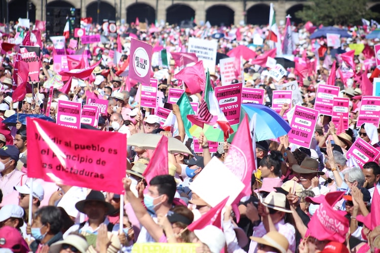 Marcha del INE. Para las 10 de la mañana el Zócalo de la Ciudad de México ya se encontraba lleno