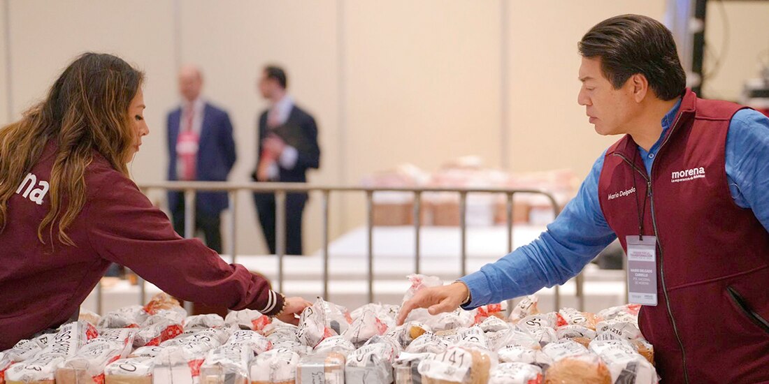 Mario Delgado, durante el proceso de recepción de papeletas del levantamiento de la encuesta interna de Morena, el pasado cinco de septiembre.