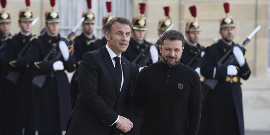 El presidente de Francia, Emmanuel Macron (izq.) da la bienvenida a su homólogo ucraniano, Volodimir Zelenski, ayer en París.