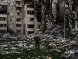 Un soldado camina entre los escombros de un edificio atacado por los rusos en Járkov.