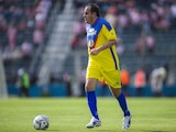 Cuauhtémoc Blanco conduce el balón en un partido de leyendas del América.