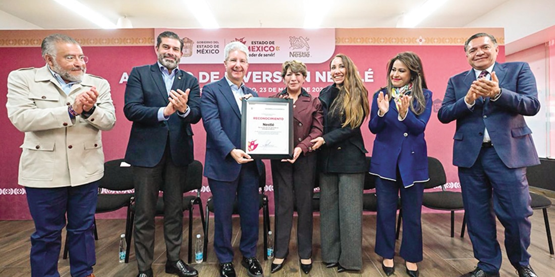 La gobernadora del Edomex, Delfina Gómez, al entregar a Nestlé México un reconocimiento, el pasado 23 de marzo.