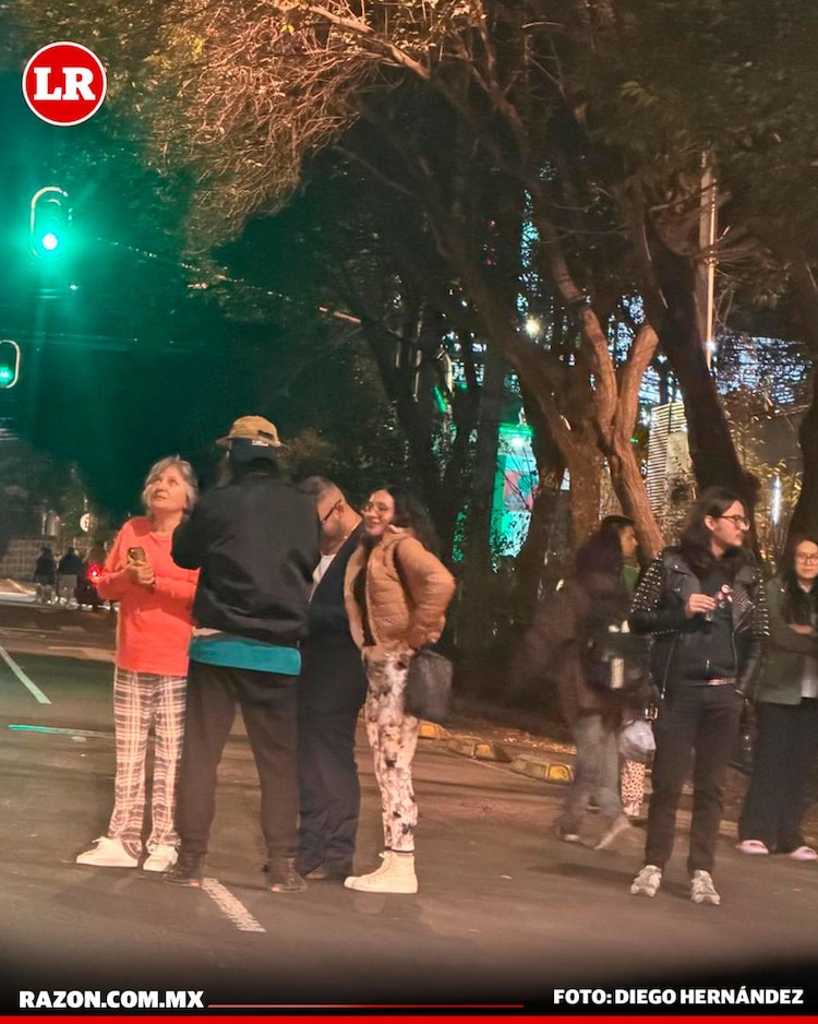 En la imagen, capitalinos en las calles tras activación de alerta sísmica, luego de que se registrará un temblor magnitud 5.3 en San Marcos, Guerrero