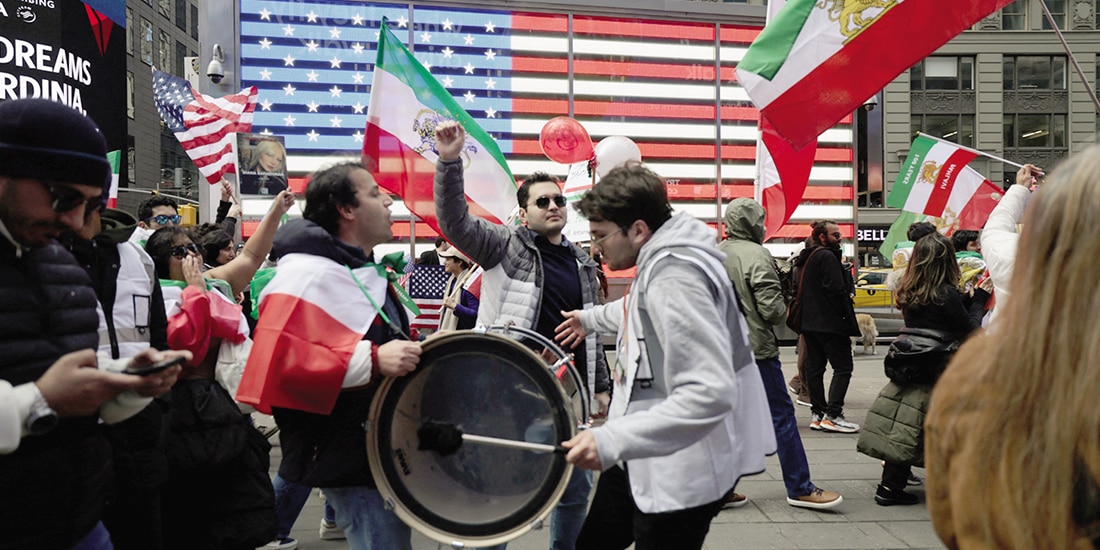 Gente celebra los ataques de EU e Israel contra Irán, en Nueva York, ayer.
