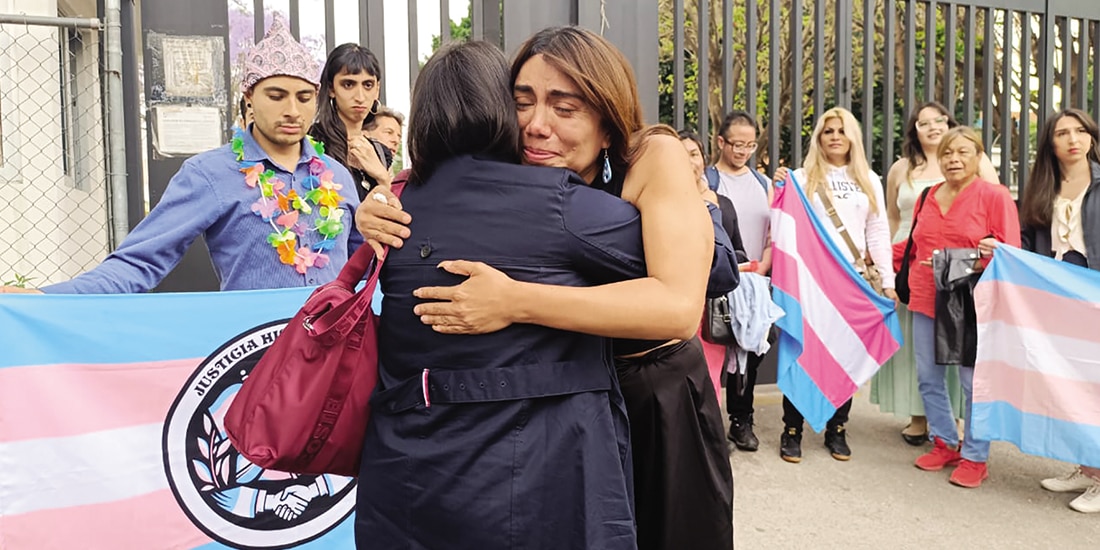 Natalia Lane abraza a sus cercanos tras la audiencia en el Reclusorio Sur, ayer.