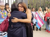 Natalia Lane abraza a sus cercanos tras la audiencia en el Reclusorio Sur, ayer.
