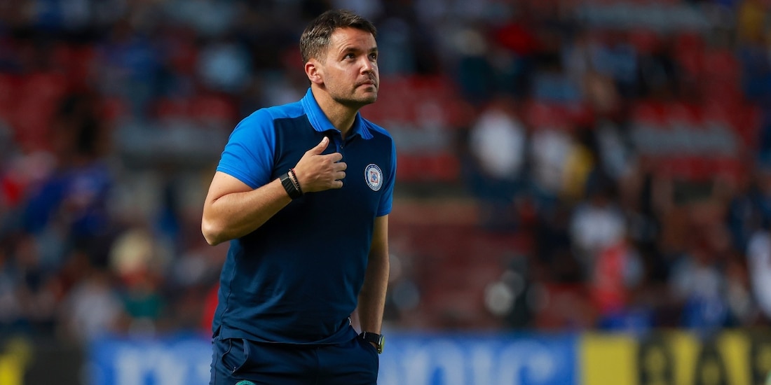 Nicolás Larcamón en un partido con Cruz Azul en la Liga MX